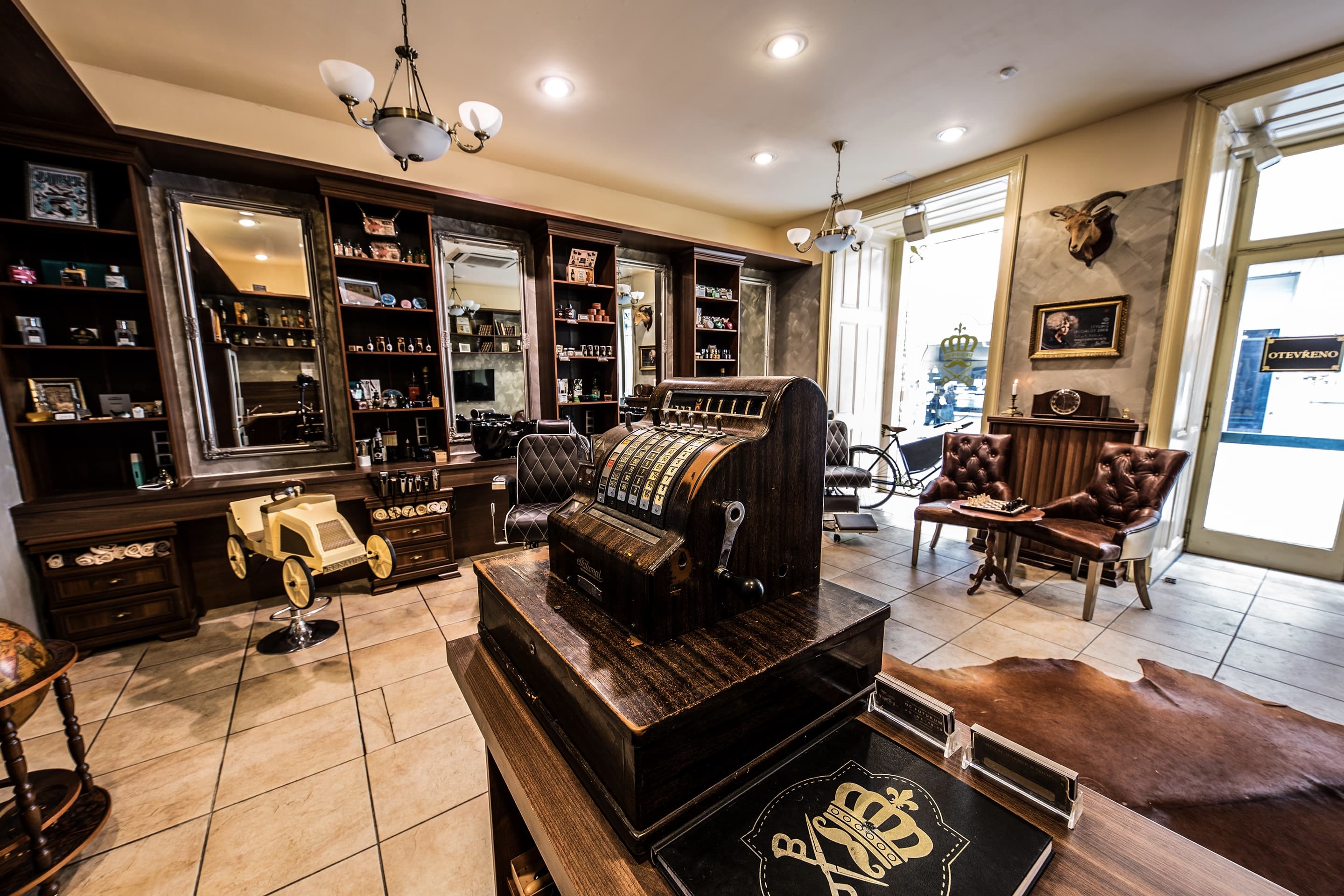 Interiér holičství Royal Barber & Shop