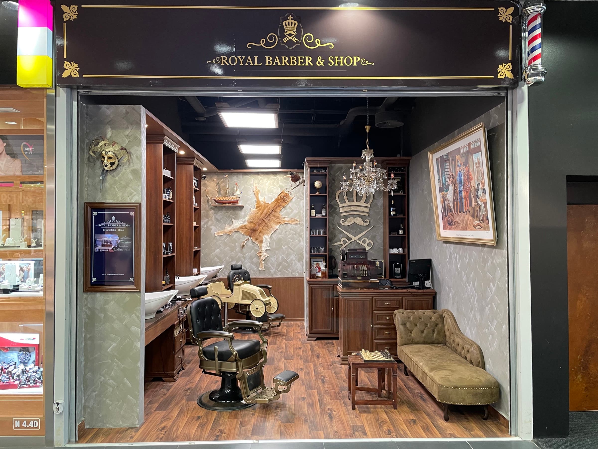 Interiér holičství Royal Barber & Shop